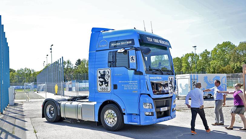 In den Vereinsfarben des TSV 1860: Ein Lkw auf dem Trainingsgelände der Löwen.