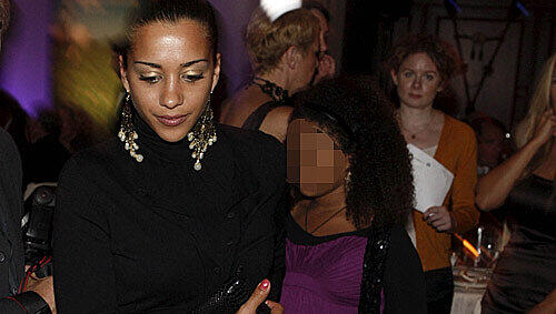 Nadja und ihre neunjährige Tochter Leila in Berlin &ndash; wenig später verlassen sie fluchtartig die Party.