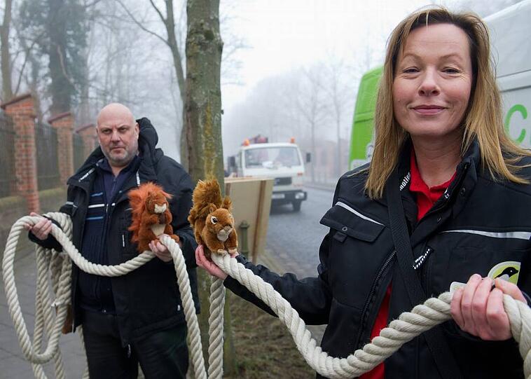 So sieht das Tau aus der Nähe aus: Ursula Bauer, die Geschäftsführerin von Aktion Tier und ihr Kollege Mario Aßmann am Freitag bei der Präsentation.