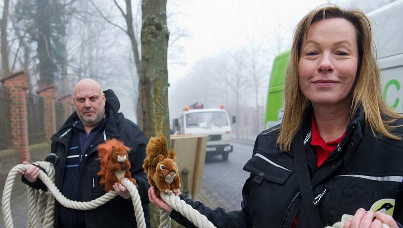 So sieht das Tau aus der Nähe aus: Ursula Bauer, die Geschäftsführerin von Aktion Tier und ihr Kollege Mario Aßmann am Freitag bei der Präsentation. So sieht das Tau aus der Nähe aus: Ursula Bauer, die Geschäftsführerin von Aktion Tier und ihr Kollege Mario Aßmann am Freitag bei der Präsentation.