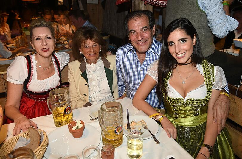 Die Präsidentin der Israelitischen Kultusgemeinde München: Charlotte Knobloch (2.v.l), Bernd Knobloch (3.v.l), Ellie Knobloch (l) und die Schwiegertochter Charlotte Knobloch (r.).