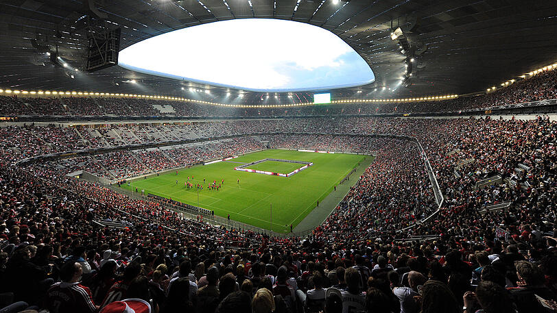 Stadion FC Bayern: Allianz Arena (75.000 Zuschauer).