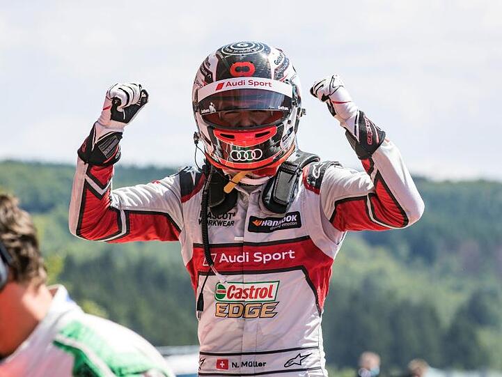 Der Schweizer Nico Müller vom Audi Sport Team freut sich über seinen Sieg auf dem Lausitzring.