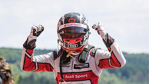 Der Schweizer Nico Müller vom Audi Sport Team freut sich über seinen Sieg auf dem Lausitzring.