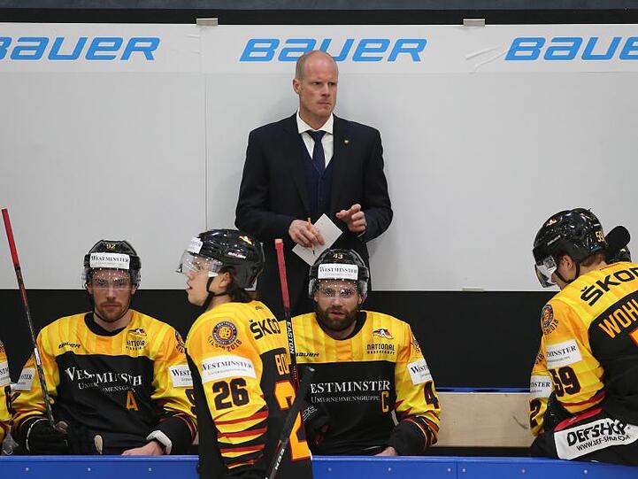 Der deutsche Trainer Toni Söderholm steht in der Bank. Foto: Karl-Josef Hildenbrand/Archivbild