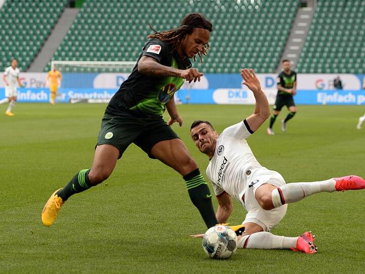 Frankfurts Filip Kostic (r) im Zweikampf mit Wolfsburgs Kevin Mbabu (l).