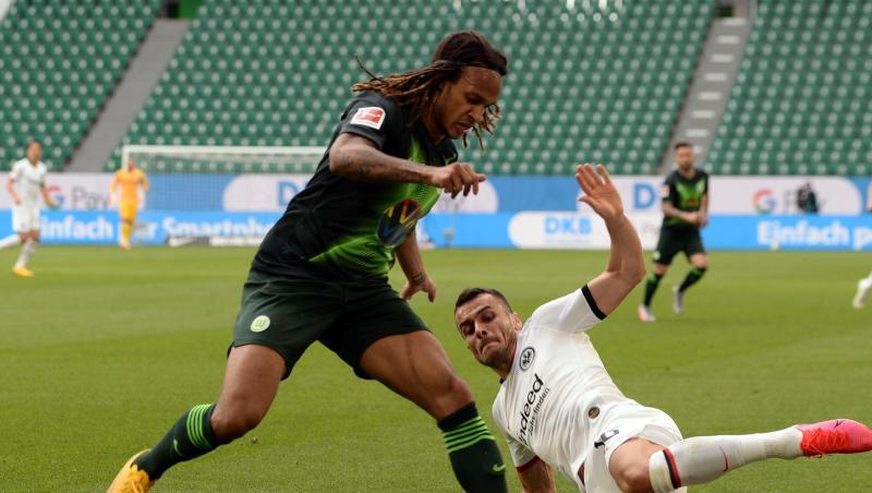 Frankfurts Filip Kostic (r) im Zweikampf mit Wolfsburgs Kevin Mbabu (l). Frankfurts Filip Kostic (r) im Zweikampf mit Wolfsburgs Kevin Mbabu (l).