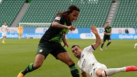 Frankfurts Filip Kostic (r) im Zweikampf mit Wolfsburgs Kevin Mbabu (l).