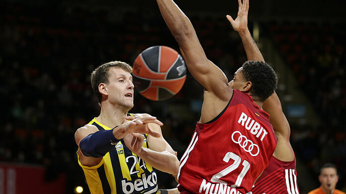 Mit vollem Einsatz gegen Fenerbahce: Bayerns Augustine Rubit (2.v.r.).