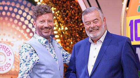 "Der Preis ist heiß": Announcer Thorsten Schorn (l.) und Moderator Harry Wijnvoord.