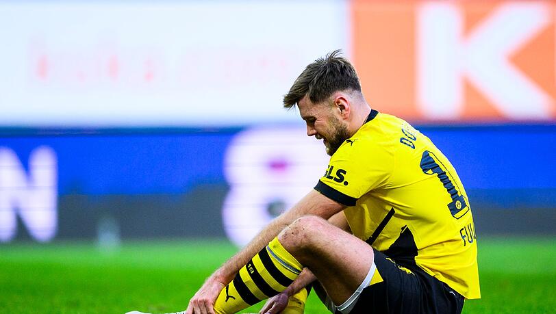 Dortmunds Niclas Füllkrug sitzt auf dem Boden.