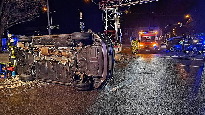 Der VW-Bus lag auf der Fahrerseite, die insgesamt fünf Insassen der beiden beteiligten Fahrzeuge wurden durch Rettungsdienstpersonal untersucht.