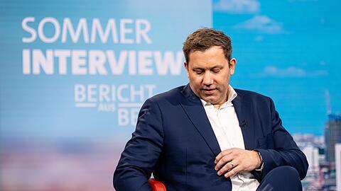 "Man kann sich gegen&uuml;ber Putin nicht mit der schwarzen Null verteidigen", sagt der Finanzminister.