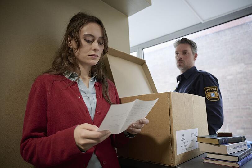 Lisa Kranz (Mercedes M&uuml;ller) sichtet die Hinterlassenschaft ihres toten Bruders im Gef&auml;ngnis. Der Tote war sehr beliebt bei Mitgefangenen und auch bei den Vollzugsbeamten. Einer von ihnen wird von Co-Regisseur Danny Rosness gespielt.