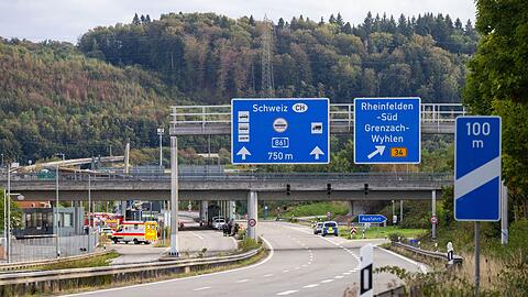 Die Polizei sperrte die Autobahn an der Grenze zur Schweiz.