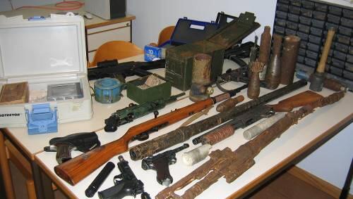Immer wieder findet die Polizei illegale Waffen, wie hier in Straubing Immer wieder findet die Polizei illegale Waffen, wie hier in Straubing