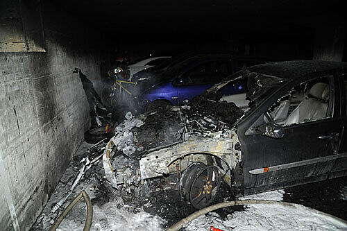 Feuer in der Tiefgarage - zwei Autos wurden zerstört.
