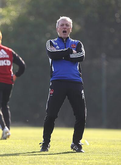 Auch Trainer Armin Reutershahn ist lebhaft am Trainingsgeschehen beteiligt.