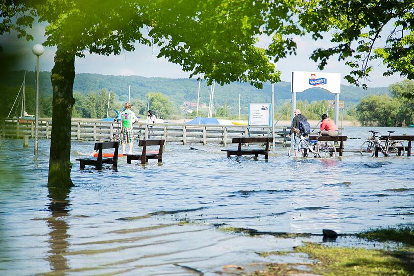 Fanatic-Teamfahrer Fabian Weber erkundet das Hochwasser in Diessen am Ammersee per Stand Up Paddeling