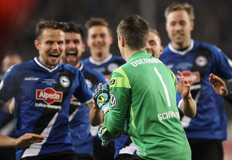 Wurde zum Elfer-Held: Arminia-Keeper Alexander Schwolow.