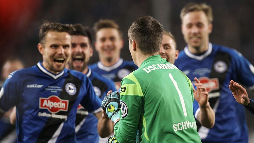 Wurde zum Elfer-Held: Arminia-Keeper Alexander Schwolow. Wurde zum Elfer-Held: Arminia-Keeper Alexander Schwolow.