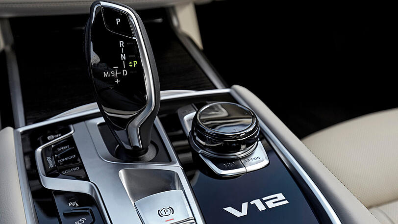 Hinter dem iDrive-Controller prangt unübersehbar das V12-Logo.