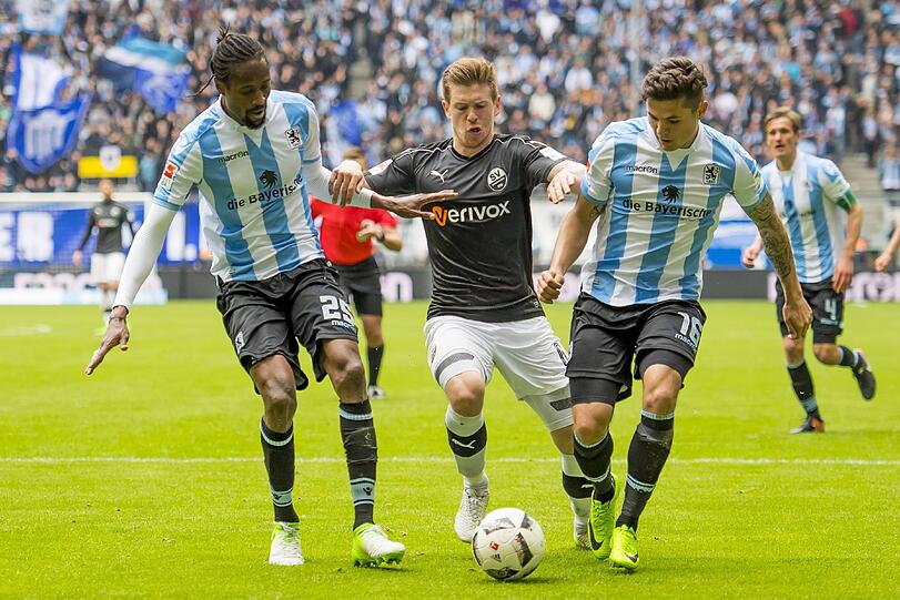 ABDOULAYE BA (links) - Note 3: Der Abwehrchef ist nicht mehr wegzudenken. Die Sandhäuser hatten mit langen Bällen beim Senegalesen keine Chance, der bekannt zweikampfstark war. Besonders auszeichnen musste sich der 26-Jährige gegen einen schwachen Gegner aber nicht.