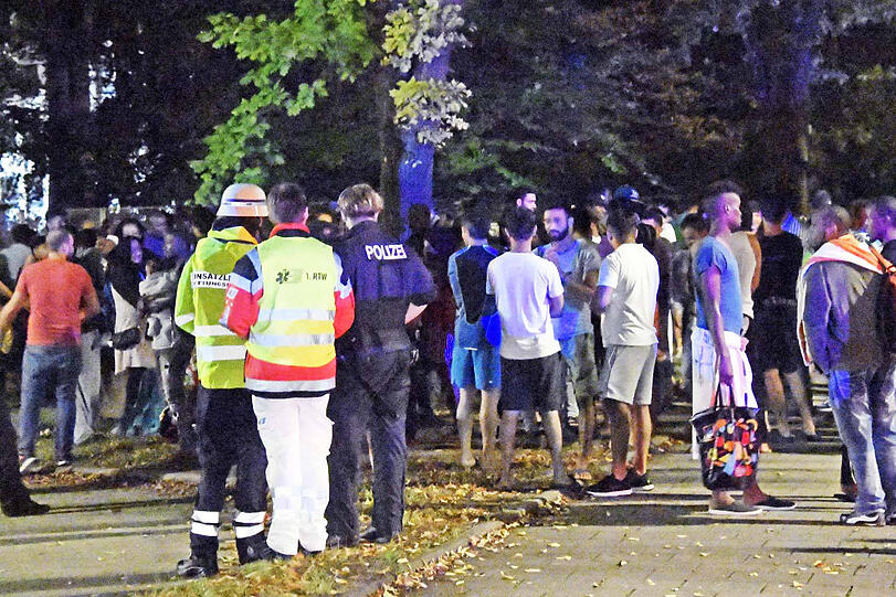 Das Feuer brach im 5. Stock der Unterkunft aus - das Gebäude musste teilweise evakuiert werden. Die Bilder vom Feuerwehreinsatz.