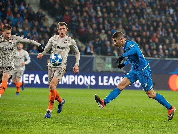 Hoffenheims Andrej Kramaric (r) verkürzt mit seinem Treffer zum 1:2.