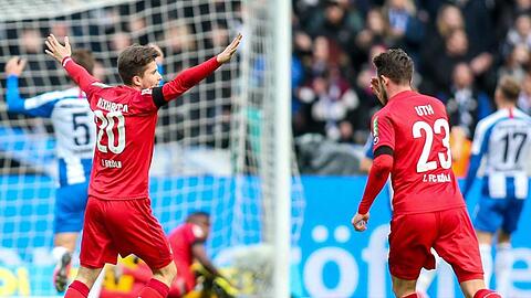 Die Kölner feiern den klaren Sieg bei Hertha BSC.