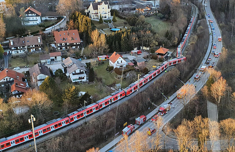 Das Gleis verläuft auf einem erhöht gelegenen Bahndamm. Das erschwert die Bergung.
