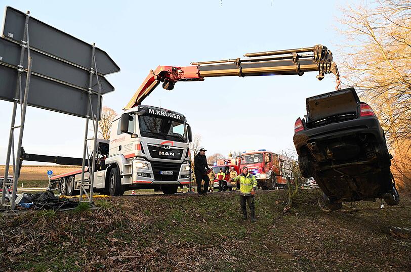 Betrunken auf dem Heimweg von der Disco: Der Fahrer (21) und seine Beifahrerin (19) konnten sich selbst aus dem Wagen befreien, sie kamen leicht verletzt ins Krankenhaus.