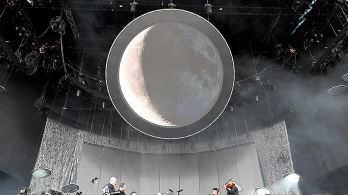 Peter Gabriel (li.) mit seiner Begleitband am Pfingstsonntag in München.