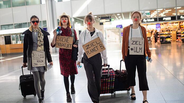 Teilnehmerinnen einer Protestaktion demonstrieren am Stuttgarter Flughafen.
