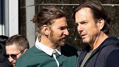 Bradley Cooper am Set seines neuen Films "Is This Thing On?" mit stylischem Man-Bun.
