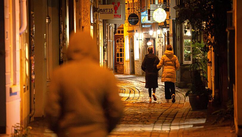 Für viele Mädchen und Frauen ist der Heimweg in der Nacht mit Angst verbunden. Für viele Mädchen und Frauen ist der Heimweg in der Nacht mit Angst verbunden.