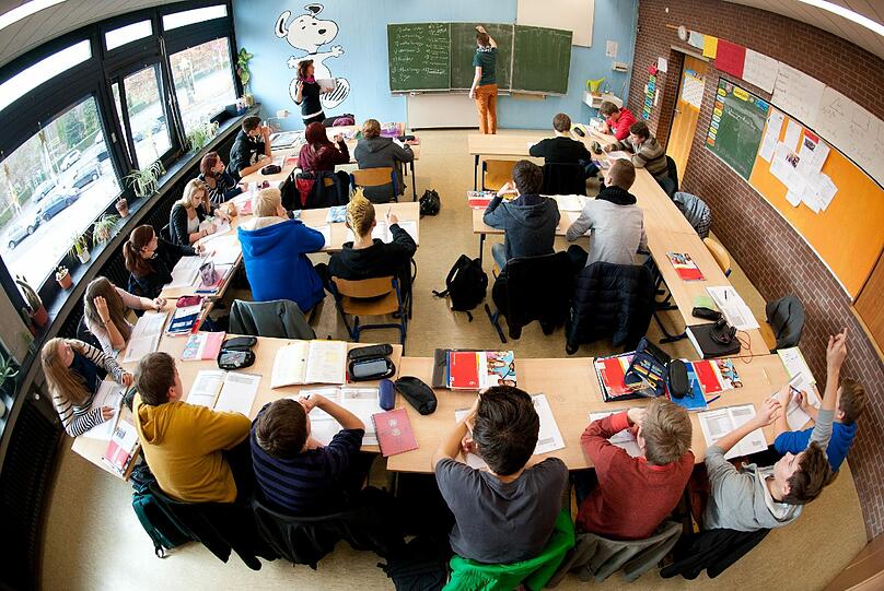 Schikane in der Schulklasse. Weil fünf Euro gefehlt haben, soll ein Polizist Schüler dazu gezwungen haben, sich komplett zu entkleiden. (Symbolbild)
