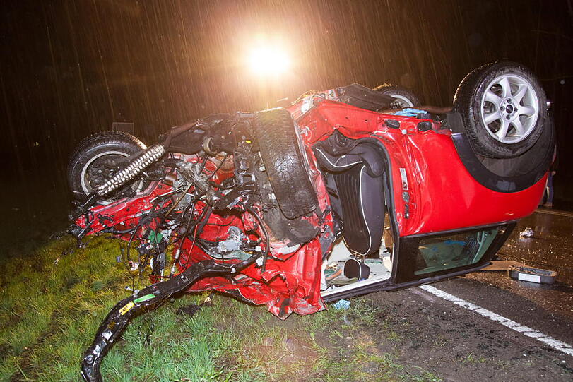 Schlimmer Unfall auf der B2: 3 Tote und ein schwer Verletzter.