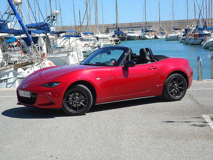 Kurze Überhänge vorne wie hinten, kompaktes Format und totale Offenheit: Der neue Mazda MX-5 bietet Roadster-Gefühle vom Feinsten.