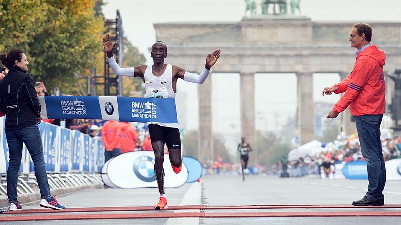 Er war mal wieder der schnellste Läufer in Berlin: Nach 2:03:32 Stunden überquerte Eliud Kipchoge (32) aus Kenia die Ziellinie.