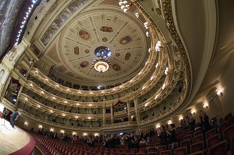 330 Besucher durften in die Semperoper.