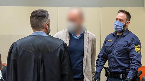 Der Angeklagte Mark S. (M) steht beim Prozess.