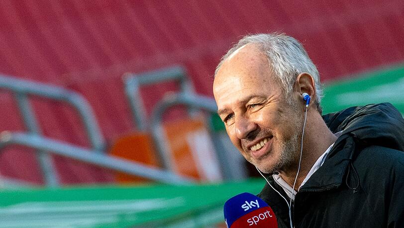 Augsburgs Cotrainer Reiner Maurer lacht.