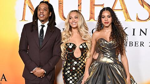 Jay-Z und Beyoncé posierten am 9. Dezember zusammen mit dem ältesten ihrer drei Kinder, Tochter Blue Ivy (r.), für die Fotografen.