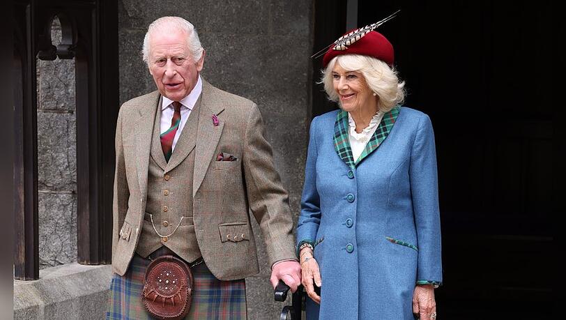 Charles und Camilla beim Verlassen der Kirche nahe Balmoral.