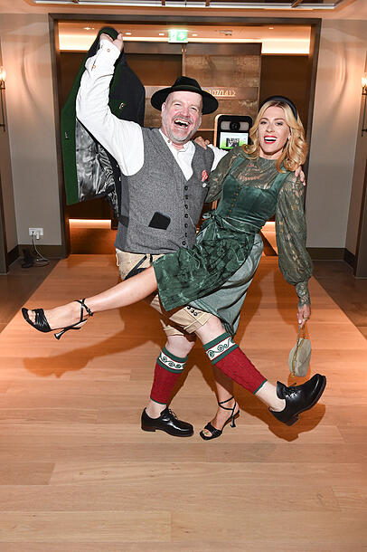 Trachten-Profi Oliver Rauh (mit Loferl und Haferlschuhe ohne Söckchen!) und Schauspielerin Nele Kiper in einem angesagten grünen Dirndl im Monochrom-Look. Trachten-Profi Oliver Rauh (mit Loferl und Haferlschuhe ohne Söckchen!) und Schauspielerin Nele Kiper in einem angesagten grünen Dirndl im Monochrom-Look.