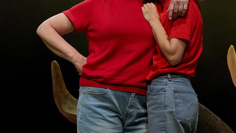 Annette Paulmann und Maren Solty (re.) vor dem Geweih als Symbol einer überbprdenden Männlichkeit. Annette Paulmann und Maren Solty (re.) vor dem Geweih als Symbol einer überbprdenden Männlichkeit.