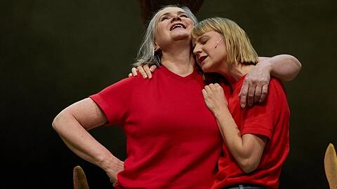 Annette Paulmann und Maren Solty (re.) vor dem Geweih als Symbol einer &uuml;berbprdenden M&auml;nnlichkeit.