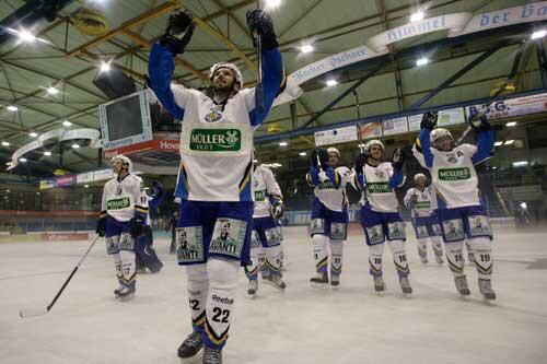 Jubelnd verließen sie das Eis in Landshut: Die Spieler des EHC um Austin Wycisk (2.v.l.) gewannen 2:1.