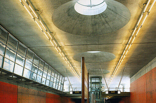 Neu und alt: Mit dem Charme einer bunten Fabrikhalle präsentiert sich der U-Bahn Messestadt West. Die Farben lassen die Betonstruktur durchscheinen.